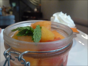 6_La_Poule_Au_Pot_Dessert_Salade_de_Fruits.JPG7