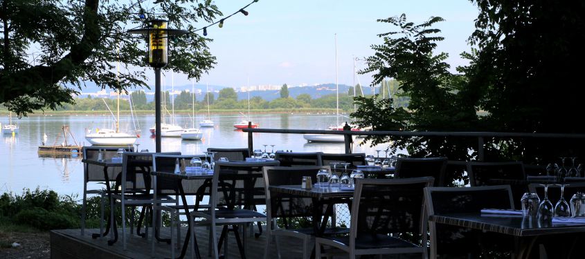 Terrasse du restaurant Au bord de l eau à Decines-Charpieu