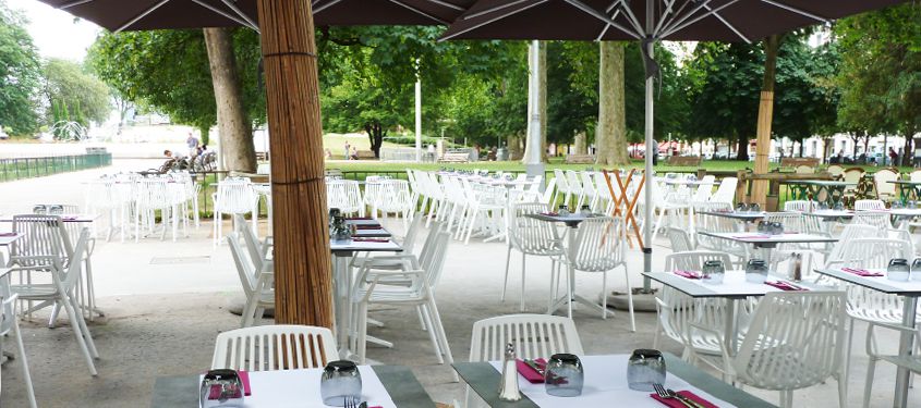 Les terrasses de restaurant près d’une place à Lyon