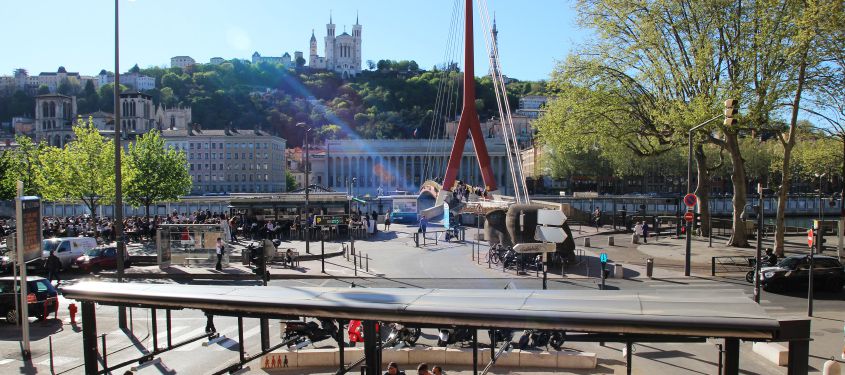 Les terrasses de restaurant près d'un site historique