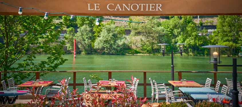 Terrasse du restaurant Le Canotier à Rochetaillee-sur-Saone